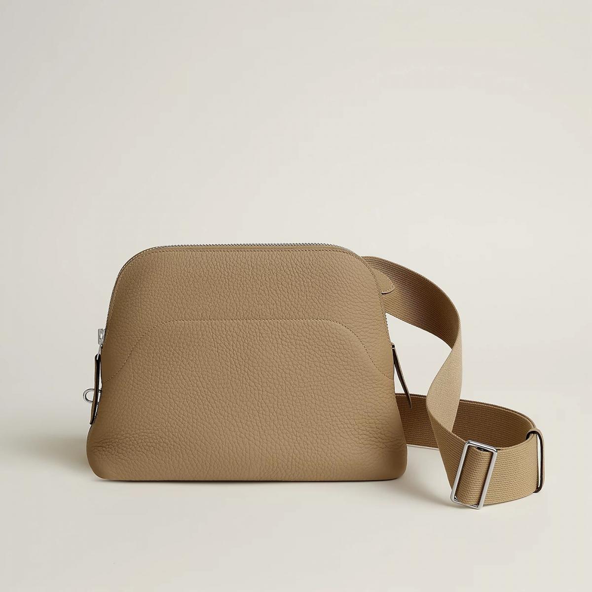 Hermès 最早於 1923 年推出 Bolide 系列，那是品牌史上首款使用拉鍊的旅行包，為汽車時代而生。如今，Bolide Messenger 延續這段經典歷史，以更符合現代節樣貌再次登場。