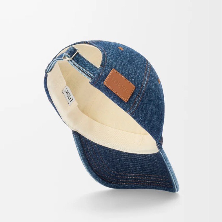 設計師透過品牌標誌、異材質拼接與創新剪裁，讓棒球帽化身時尚icon，成為風格造型中的關鍵亮點。