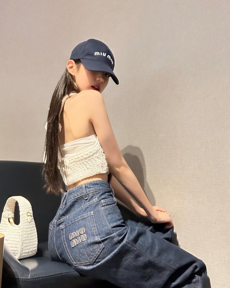 IVE張員瑛親自示範Miu Miu棒球帽穿搭。