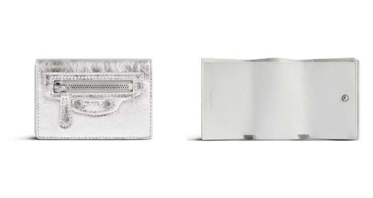 Balenciaga Le City Mini Wallet以銀色金屬光澤Arena小羊皮打造，，設計上低調中散發前衛時髦感，有著機車包的外型設計，標誌性拉鍊口袋與小巧鉚釘細節，迷你尺寸卻兼顧實用收納