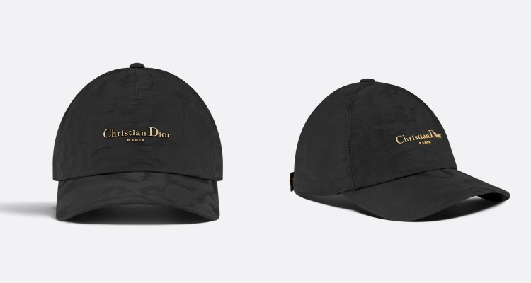 使用科技雪紋綢布料精裁而成，這款黑色棒球帽低調卻不失光澤感。正面點綴金色 Christian Dior Paris標誌，為休閒基調注入奢華細節。