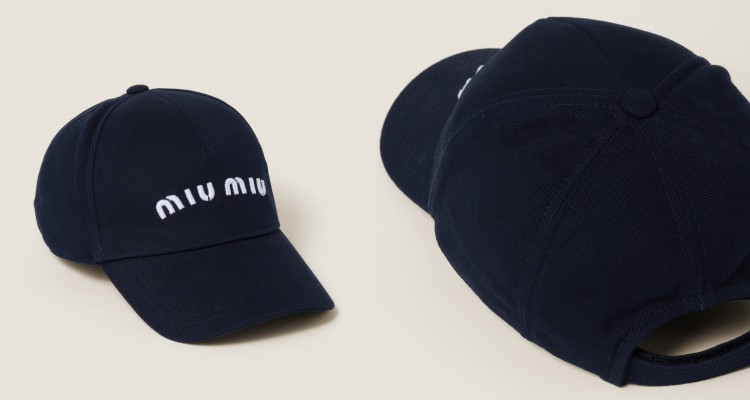 以斜紋布縫製的棒球帽，結合輕盈結構與修飾臉型的加長帽沿，戴上瞬間更顯臉小！正面點綴經典刺繡標誌，洋溢青春運動風的設計，更能輕鬆融入日常造型。