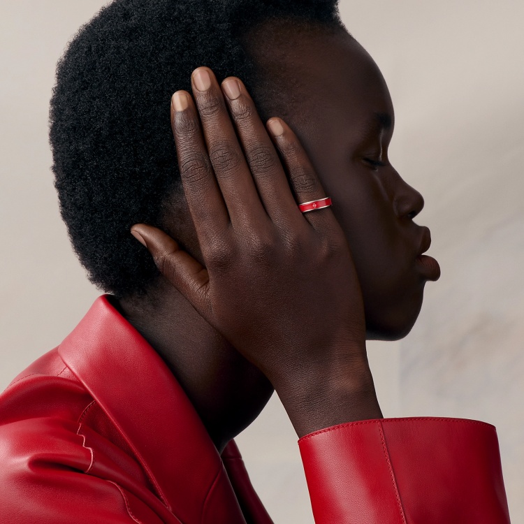 雖然是五指中最纖細的一指，小指卻在命理與文化中佔有獨特地位。從古至今，小指常與「財富」、「靈巧」和「人際溝通」有所聯繫。