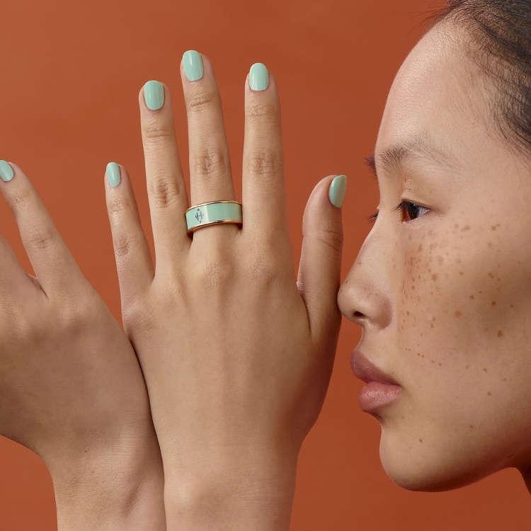 戒指的位置，往往透露出一個人對自我與世界的關係理解。無論你是正在選擇婚戒、情侶對戒，或只是想透過戒指傳遞個人風格，理解每根手指所代表的文化意義，將讓你的選擇顯得更有力量與故事。