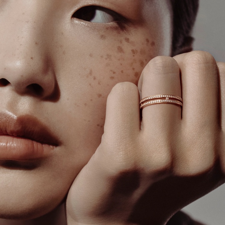 無名指之所以成為婚戒的專屬位置，最早可追溯至古埃及人的觀念。他們相信左手無名指有一條名為「愛之靜脈」（Vena Amoris）的血管，直接連通心臟，象徵愛情的真誠與直達靈魂的牽絆。