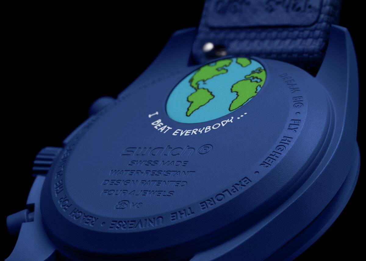 更具巧思的是,電池蓋以地球為靈感設計,呼應整體宇宙主題,而海軍藍 Velcro® 魔鬼氈橡膠錶帶則宛如太空人手腕上的裝備,兼具機能與時髦,為整體造型注入一股俐落未來感。