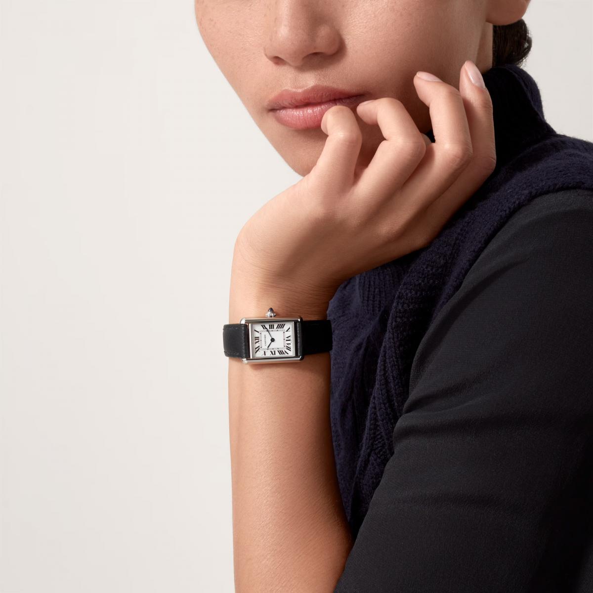 當你下次再看到鐘錶廣告中一致指向的「10:10」時，不妨多看一眼，細細體會品牌的用心。這不只是時間，而是一場跨越心理學、美學與行銷策略的對話。