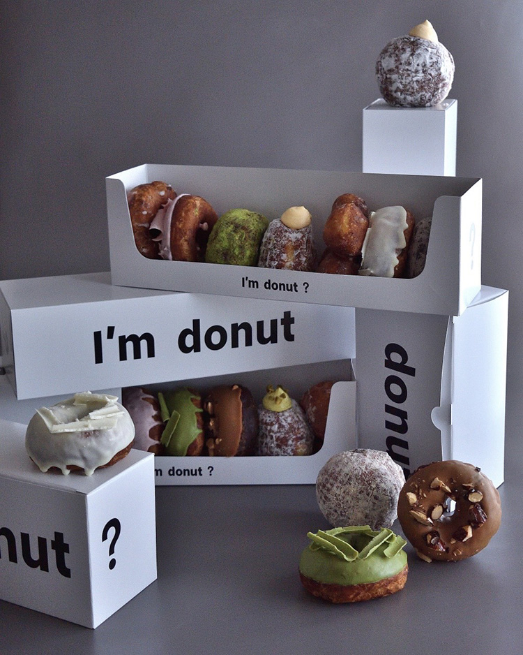 一開幕就造成全台轟動、甚至要吃一顆必須排上半天的「I’m donut?」發跡於日本福岡,店家的甜甜圈在特製麵糰裡加入了大量奶油和烘烤南瓜,使麵糰本身就帶有濃郁香氣,經過長時間低溫發酵之後,則變得更加柔軟且富含彈性,最後以高油溫下去迅速酥炸,才形成那入口即化的「生」口感。