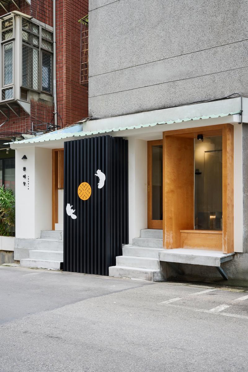 2022 年底開幕在捷運永春站開幕的的「白狐院華夫餅」,販售的是韓國國民美食「華夫餅」,跟一般鬆餅相比,不但外皮較酥、厚度較厚、甜度也較低,加上店家給得超大方的扎實餡料,因此才開業不久就累積一票死忠鐵粉。