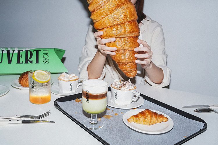 「Ouvert Seoul」主打由法國發酵奶油製成的各式可頌,一口咬下奶油香氣濃郁且口感層次豐富,針對愛拍照的打卡族,店家也推出直徑達 38 公分的「超大可頌」等你來挑戰。