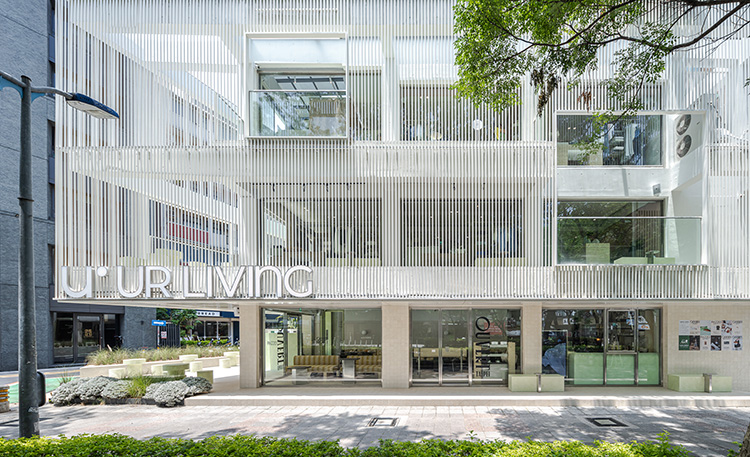 來自韓國首爾的「Ouvert Seoul」海外首店就在台灣,位置就坐落在台北光復南路綠蔭道上的 UR Living 門市,整棟外觀由白色柵欄包圍,陽光透店室內形成陰影錯落感。