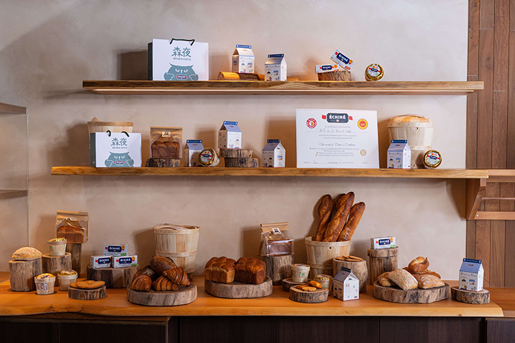 「森夜 Bread & Coffee」主打全台首家 100% 使用 Échiré 香氣迷人的艾許奶油,並取得使用授權認證咖啡甜點店。