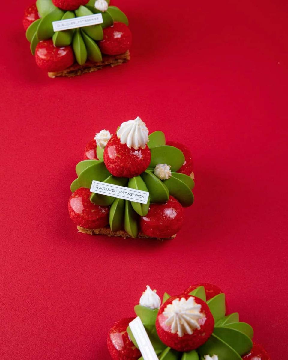 「某某」招牌甜點「聖多諾黑」 使用頂級大溪地香草,先以法式千層派鋪底,放上填滿香草奶油內餡並均勻沾裹焦糖的香草卡士達小泡芙,上層是香草瑪斯卡邦香提,口感層次豐富不甜膩,是不少人願意不斷回訪的理由。