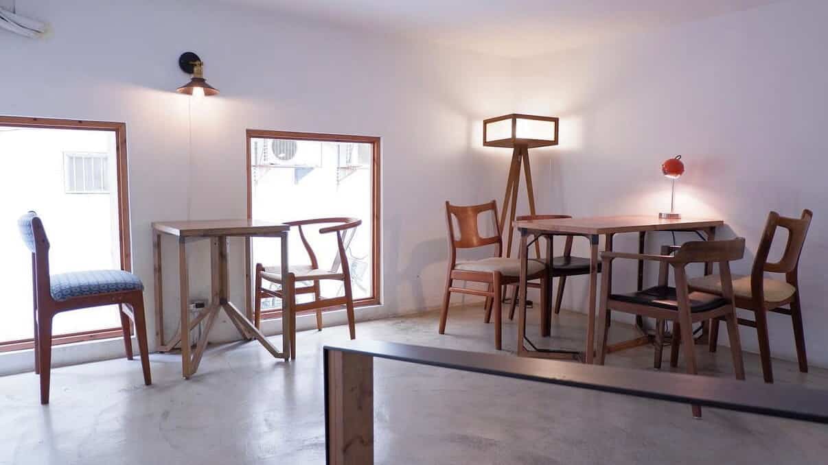 被譽為台北法式甜點店鼻祖的「某某」,創辦人來自法國藍帶廚藝學校,將對甜點的執著與創意融入每一份作品中,店內以米白與原木色為主調,營造出安靜又溫暖的氛圍。