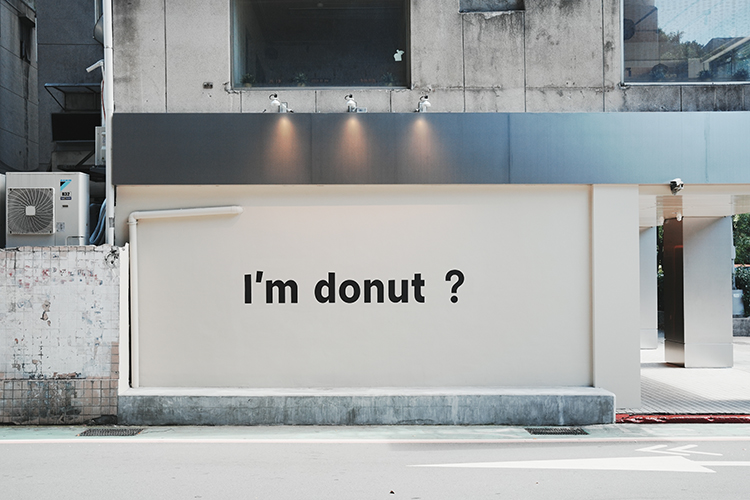 甜甜圈百百種,不過近期綿密鬆軟、包覆餡料的爆餡甜甜圈又在台灣掀起了一波炫風。