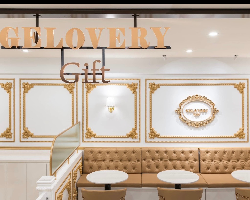 從裝潢到甜點都走優雅法式風情的蛋糕店「Gelovery Gift」,高雅明亮的環境就像造訪一家精品店一樣。