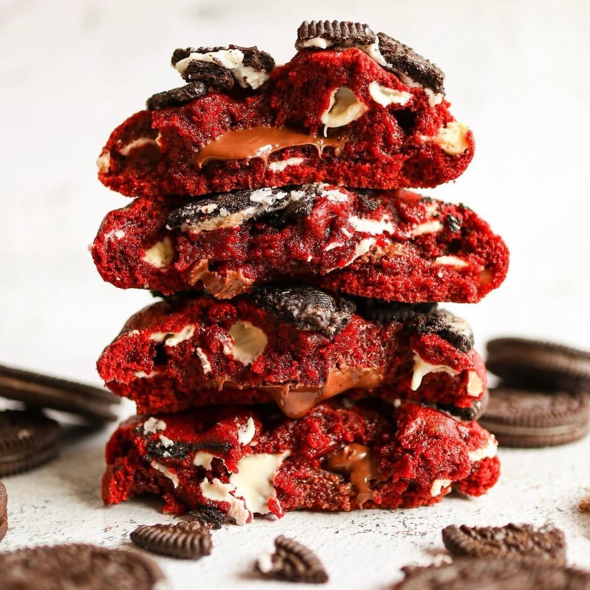 「Cookie DPT Taipei」店家的軟餅乾選用高品質食材現烤製作，不只外酥內軟、濃郁厚實，整體份量感十足，經典口味像是巧克力豆、花生醬、燕麥葡萄乾都讓人人不住想一口接著一口吃掉。