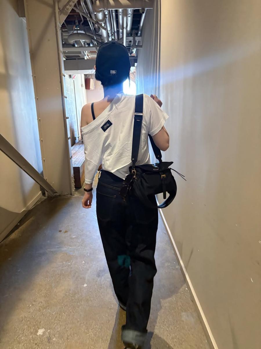 Karina 背尼龍包輕鬆現身桃園機場,瞬間掀起熱議,也再度證明「Prada 尼龍包」的經典魅力難以抵擋。