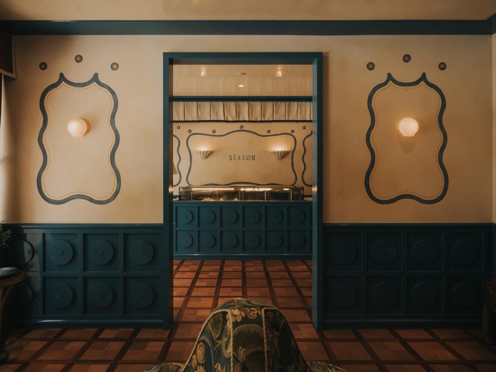 原先在東區就小有名氣的甜點店「SEASON Artisan Pâtissier」近日經過改造後重新開幕,在三層樓的空間內,以歐式劇場為靈感,打造出充滿典雅法式氛圍與戲劇性十足的用餐環境。