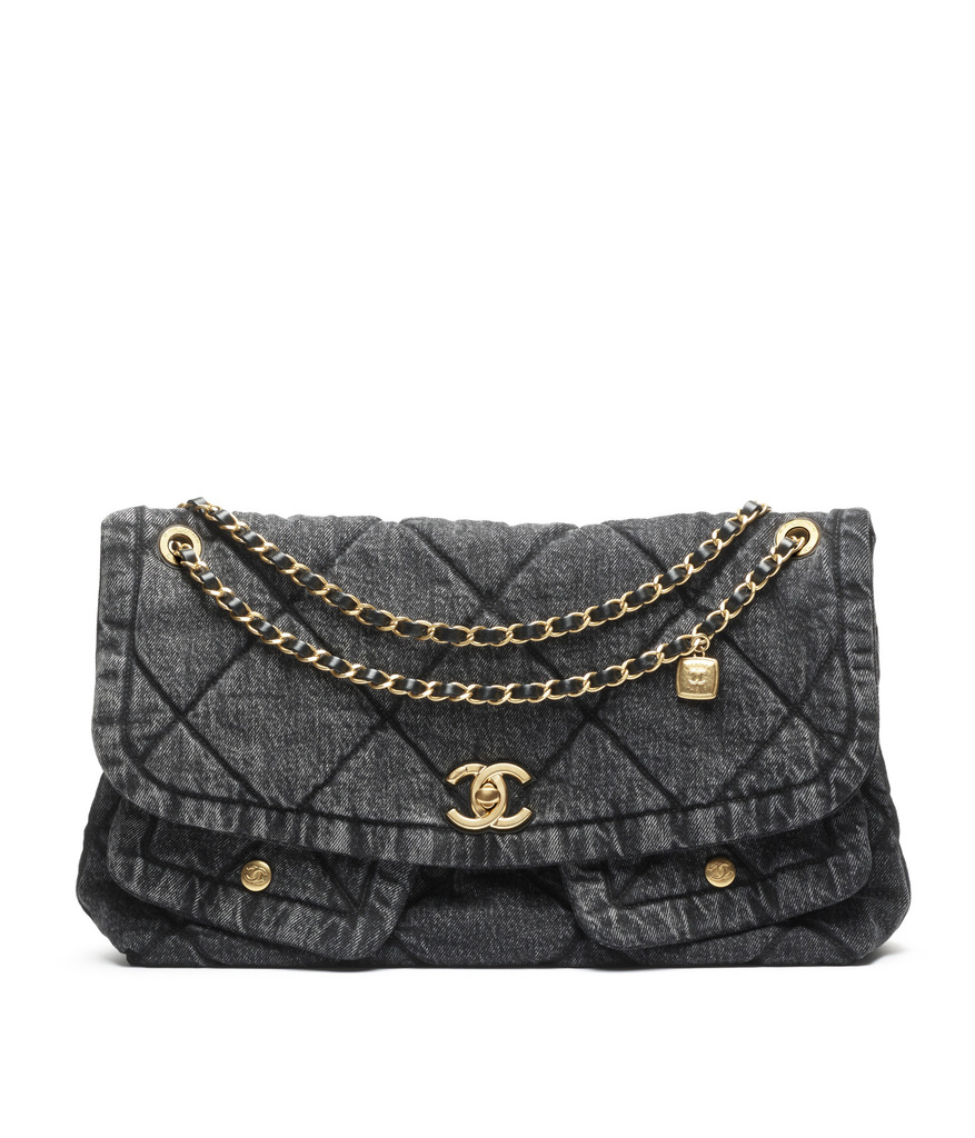 延續放大品牌符碼這項設計語彙，這款牛仔肩背包亦將菱格紋作為主角，搭配上黑色丹寧布料的呈現，讓整體包款擁有率性的氣息。（價格店洽）