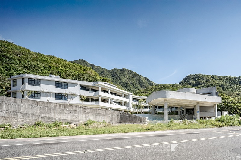 藉由建築靠向大自然的方式，同時也讓孩子從小就可以從戶外的景觀中學習到大自然的知識。不侷限於坐在教室裡上課，透過更生動的學習課程，或直接接觸大自然的方式，讓孩子在快樂學習中成長。