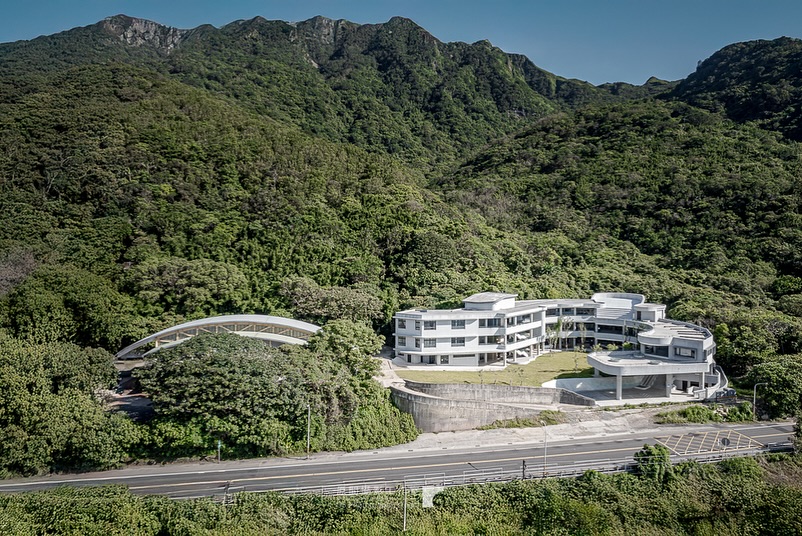 一片綠意中，緩緩地湧上一座純白的建築量體。這裡，是宜蘭頭城鎮「大里國小」，在欣聯合建築師事務所的操刀下，嘗試為學校勾勒出更多的可能性。