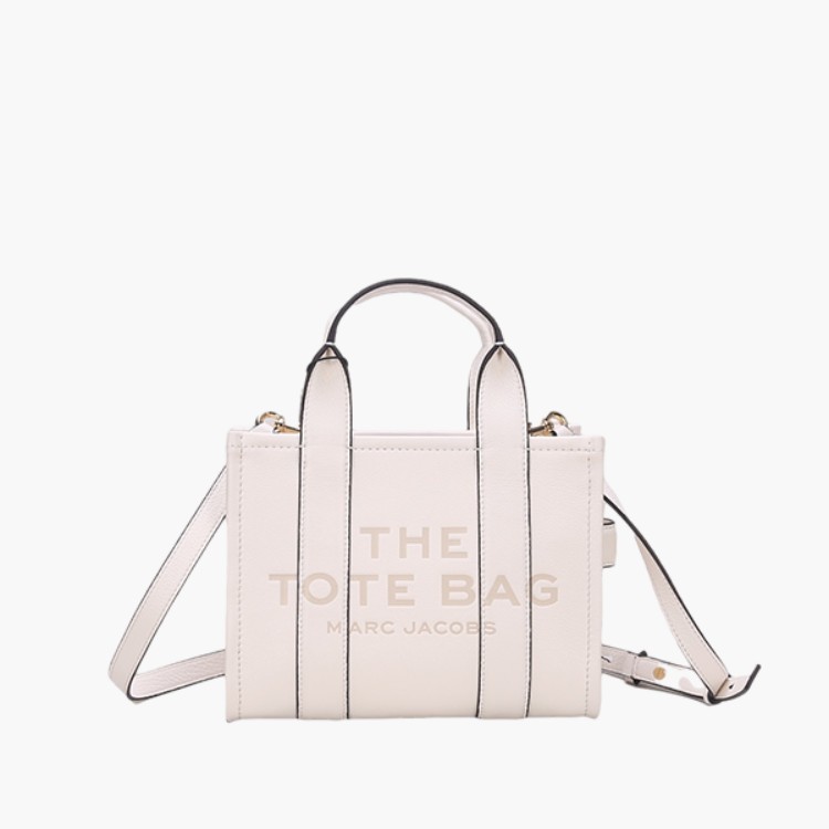 Marc Jacobs經典The Tote Bag推出這款小巧白色版本，以細膩荔枝紋皮革製成。