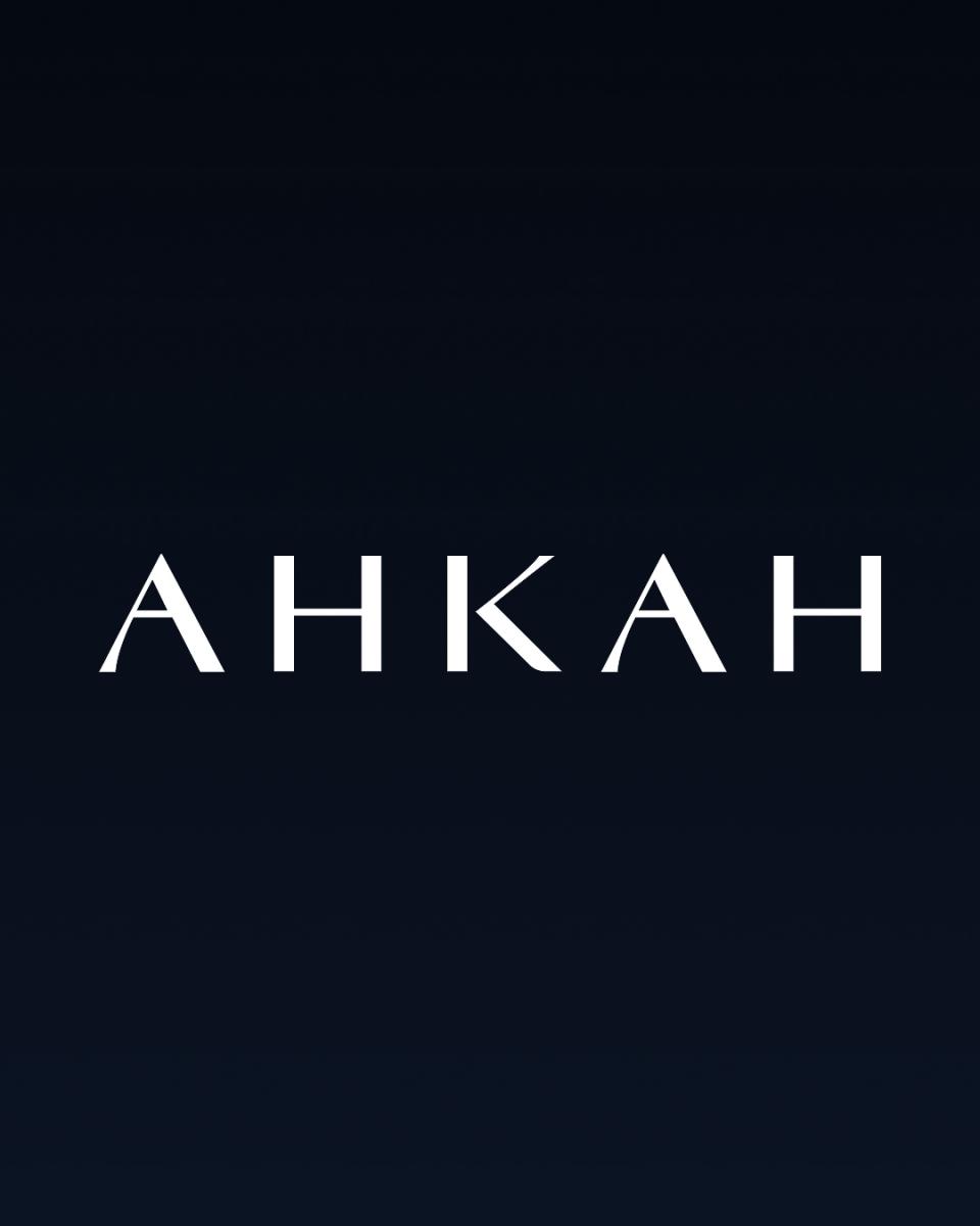 AHKAH 這次做了一場品牌形象的全面升級。最直觀的改變來自 Logo:過往標誌性的手寫字體,現已轉化為更俐落、更時尚的「無襯線字型」,呈現出簡潔卻不失優雅的現代感。