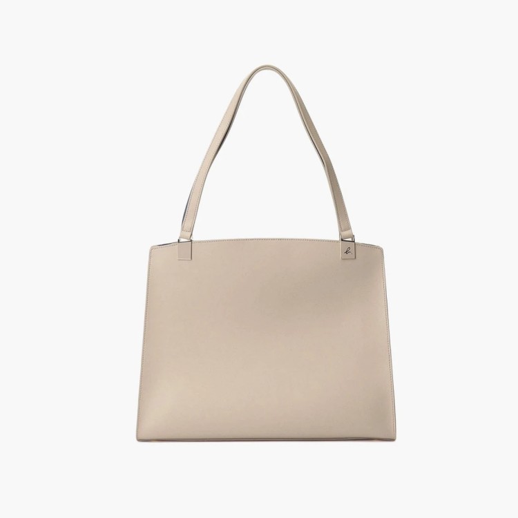方形造型手提包以雙面二層皮革製成，無襯裡設計輕盈簡約質感，可輕鬆容納A4尺寸文件，日常通勤或出遊都實用有型。