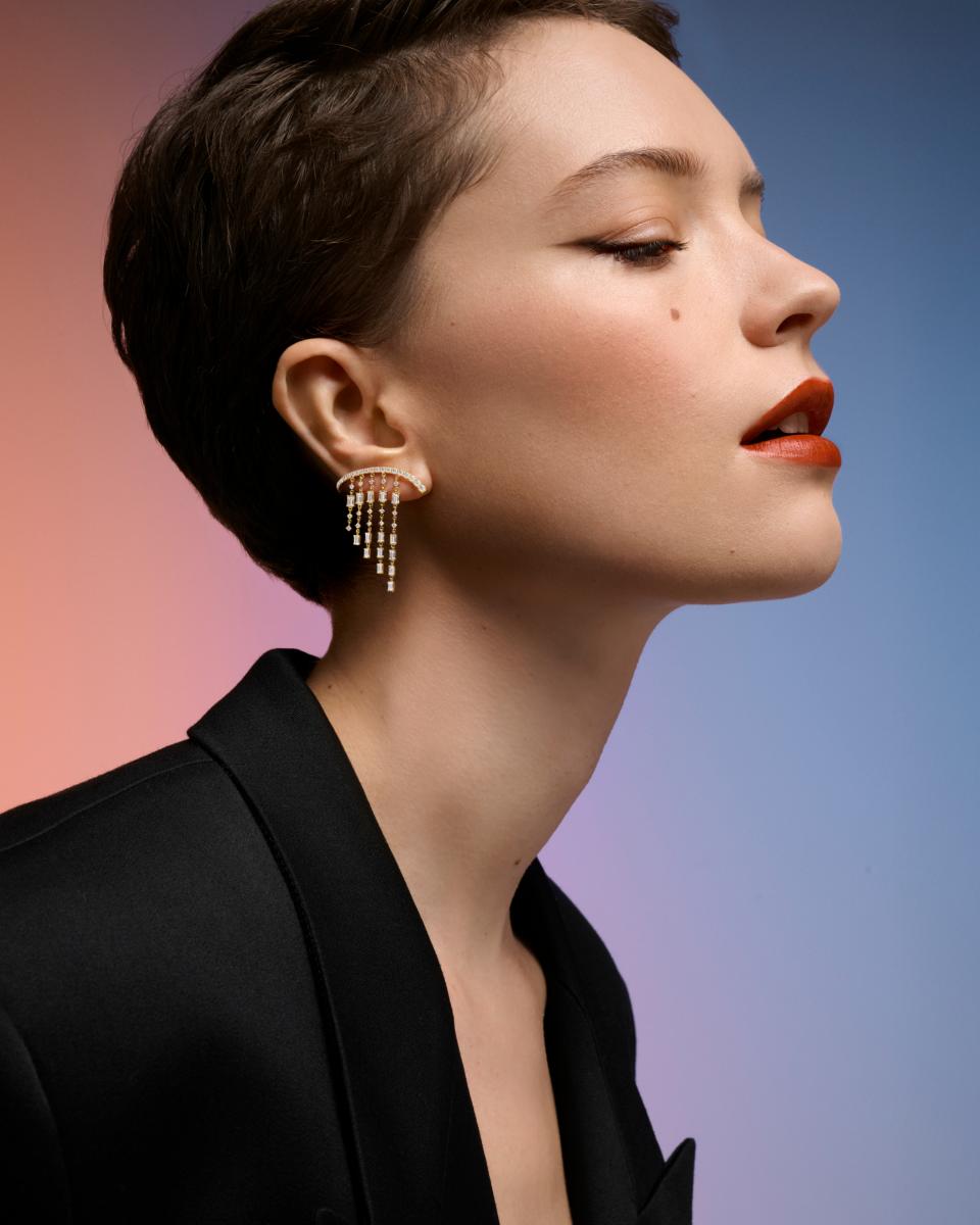 而「chandelier sway grace 耳環」則結合長方形與明亮式切割工藝,營造出宛如絲緞般流動的光影質感,將佩戴者的氣質映照得更加閃耀。