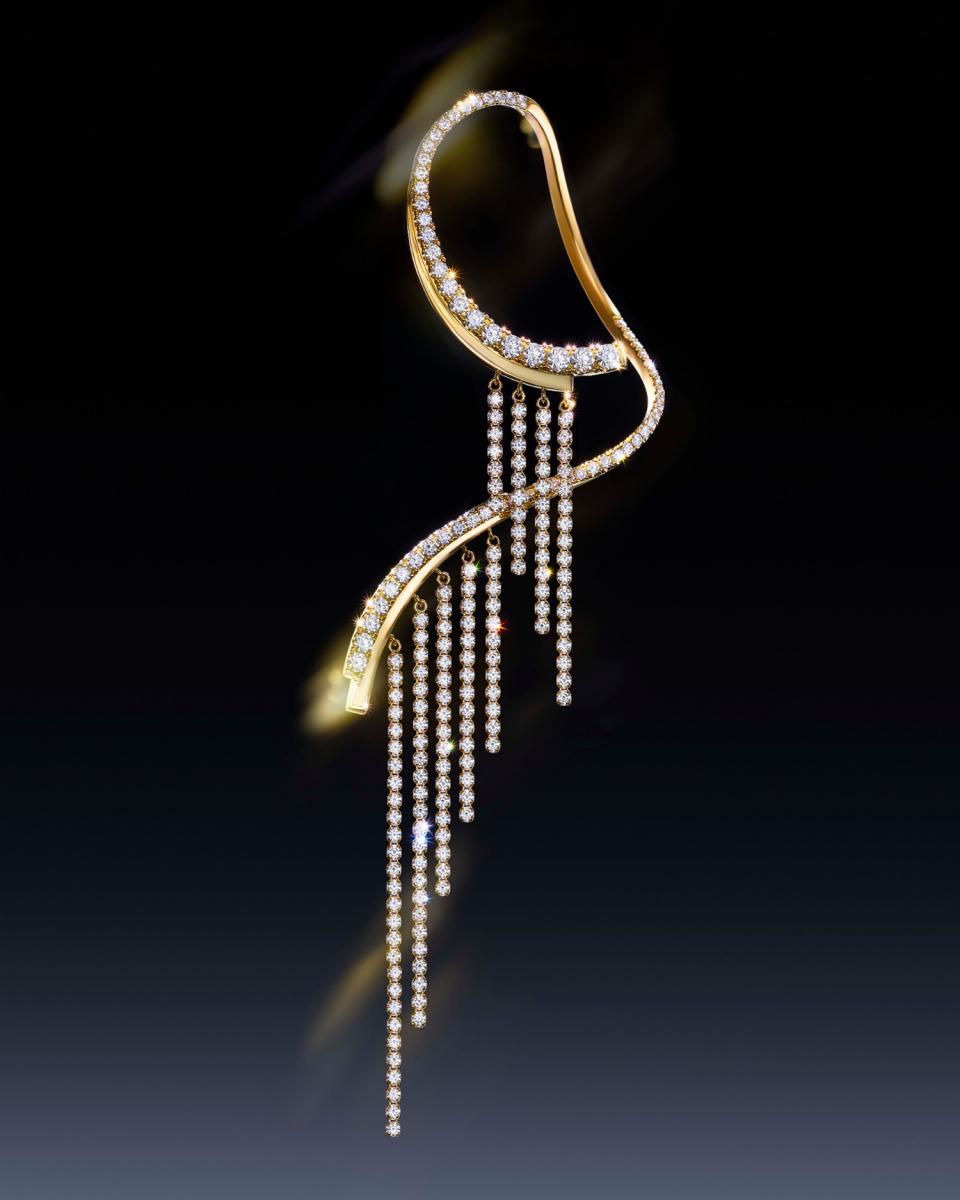 此次最受矚目的技術突破之一，莫過於 AHKAH 獨家研發的「檸檬黃18K金」合金。