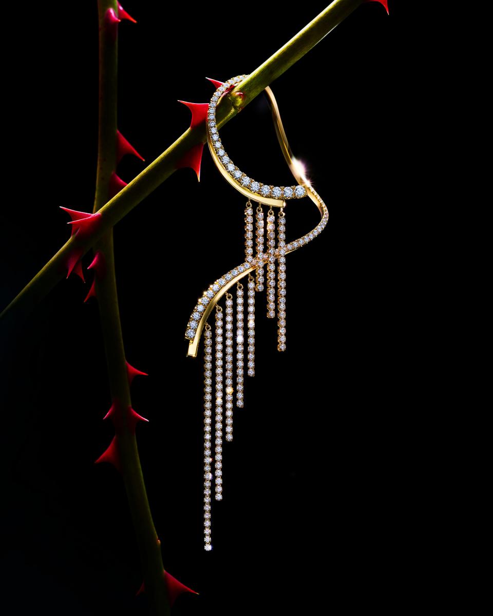 「chandelier radiant 耳骨夾」以高達207顆 VVS 鑽石組成，總重達2.8克拉，彷彿整座小型燈塔懸掛於耳際。