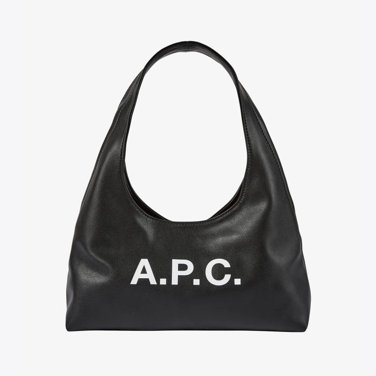 來自巴黎品牌A.P.C.這款Baby Ninon肩背包，以俐落的倒梯形輪廓搭配柔軟皮革，展現法式極簡風的經典美學。