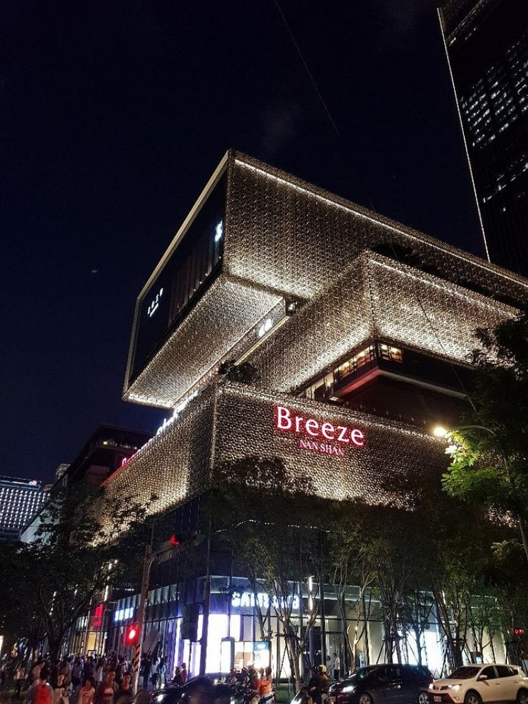 此次登台，Ragtag選址台北信義區的微風南山，瞄準台灣一線消費族群與精緻生活風格愛好者，目前台灣首店開幕初期暫不提供在地寄賣或收購服務，主要以日本門市供應鏈為主，未來將視市場反應逐步導入台灣本地的寄賣機制。建議關注Ragtag官方社群與網站，以掌握最新服務更新。