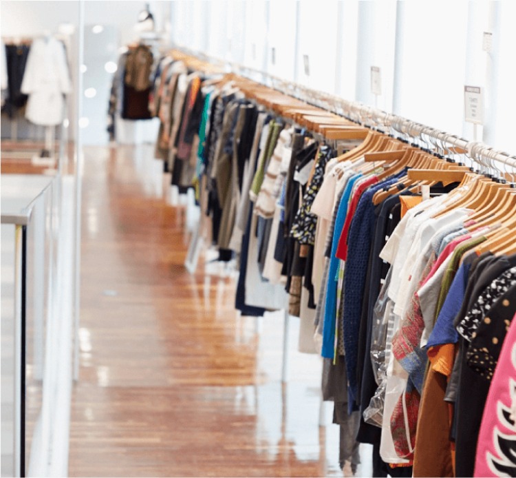 此為Ragtag店面照片，每日處理來自日本各地約2000件商品，常態保有30至40萬件古著庫存，經過嚴謹的真偽鑑定，再重塑每一件服飾價值與故事，讓二手古著能夠繼續被喜愛。