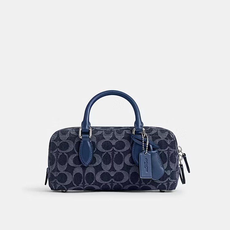 以經典Signature丹寧面料搭配皮革細節，展現出Coach標誌性的街頭語彙。