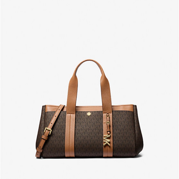 來自Michael Kors這款Romee包，以經典MK全幅標誌帆布搭配焦糖棕皮革飾邊，展現都會女性的俐落格調。
