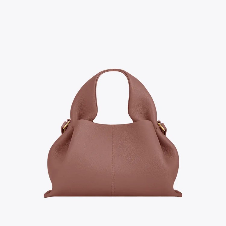 Polène Numéro Neuf是極簡包款中的經典代表，採用最少拼接設計，展現皮革自然垂墜與立體抓皺的優雅輪廓。