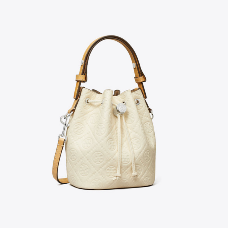 這款來自Tory Burch的小型水桶包，以T monogram荔枝皮搭配柔和奶油白色調，散發優雅氣質之餘也不失辨識度。