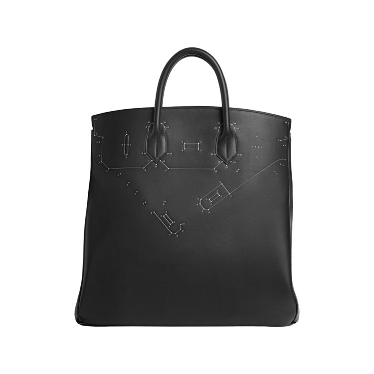 以經典旅行包廓形為基礎,選用細膩柔韌的小牛皮,低調霧面質感映襯品牌頂級皮革工藝。