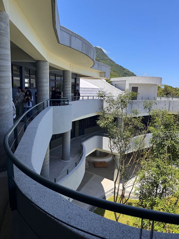 不同於過往的校園設計，這回，建築師的核心命題之一：如何透過建築量體，自然地揉入其中？開放式的校園空間，緊密地與大自然連結，藉由刻意壓低建築高度的混凝土量體推疊，讓風景成為建築的一部分。