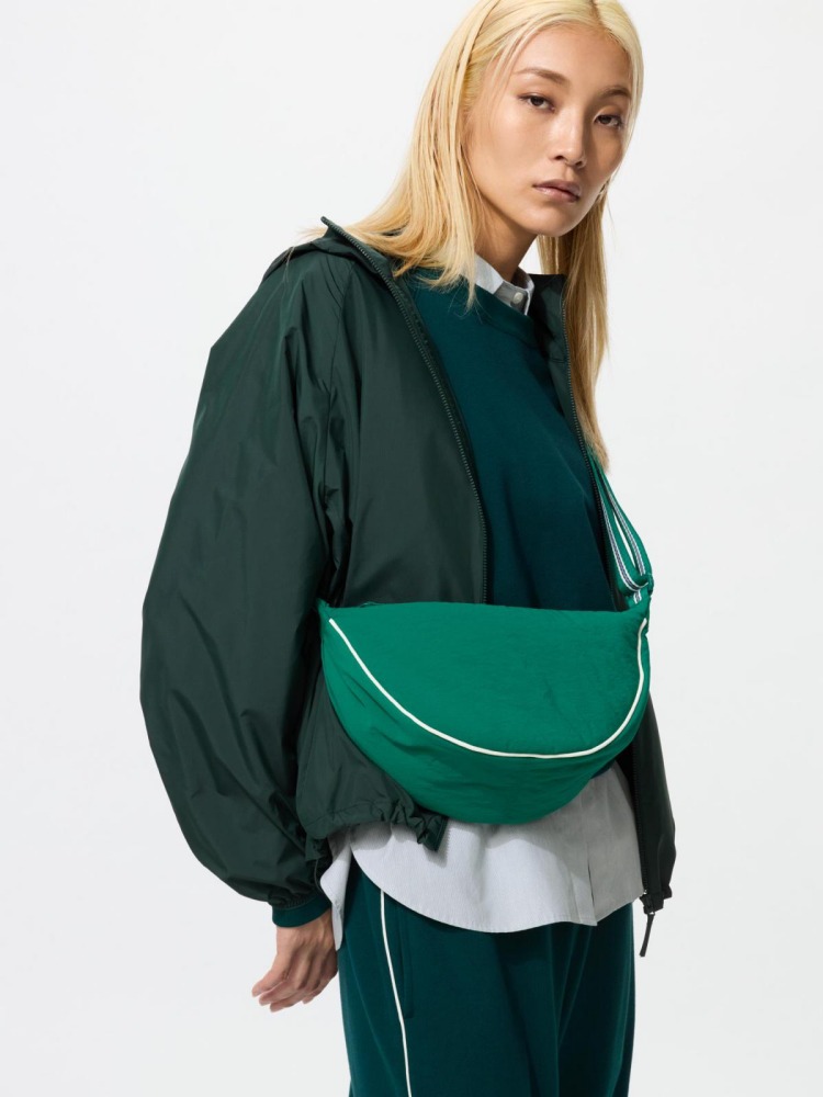 Uniqlo 半月包自2023年推出後熱度持續不墜，絕非偶然！這款售價親民的尼龍包，以簡約俐落的外型加上輕盈材質與高實用性，迅速圈粉各路時髦人士。