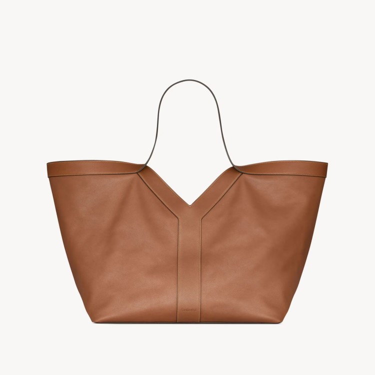 這款Y標誌托特包包面以巧思縫繡出象徵品牌的字母,靈感源自房屋的輪廓,隱喻「家」的歸屬感,容量更升級。