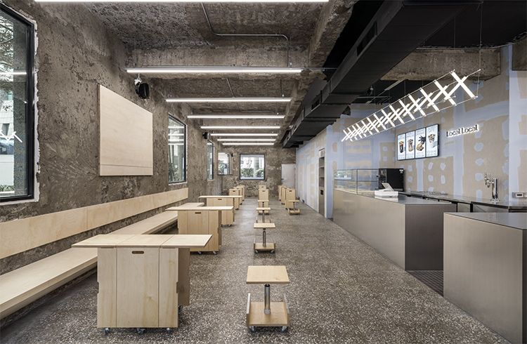 整體以廢墟美學為主軸,大氣長廊型的空間、未打磨的混凝土裸牆、工業風木桌與移動椅具,空間無明顯隔間與壓迫感。