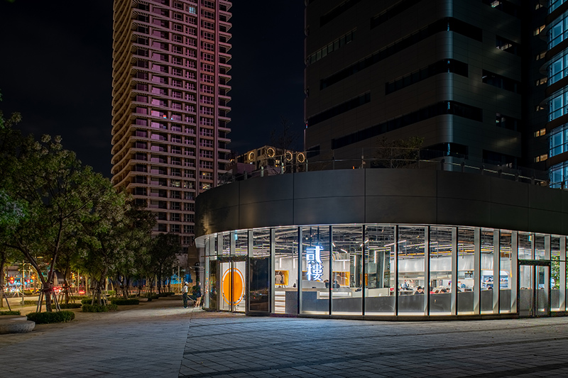 人氣品牌「貳樓」正式插旗Google科技園區,以高科技質感結合大片落地窗設計。