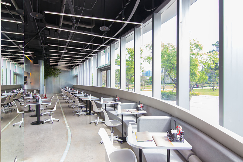 店內座位近百席,還有跑馬燈轉盤與鍍鋅鋼板元素營造未來感。