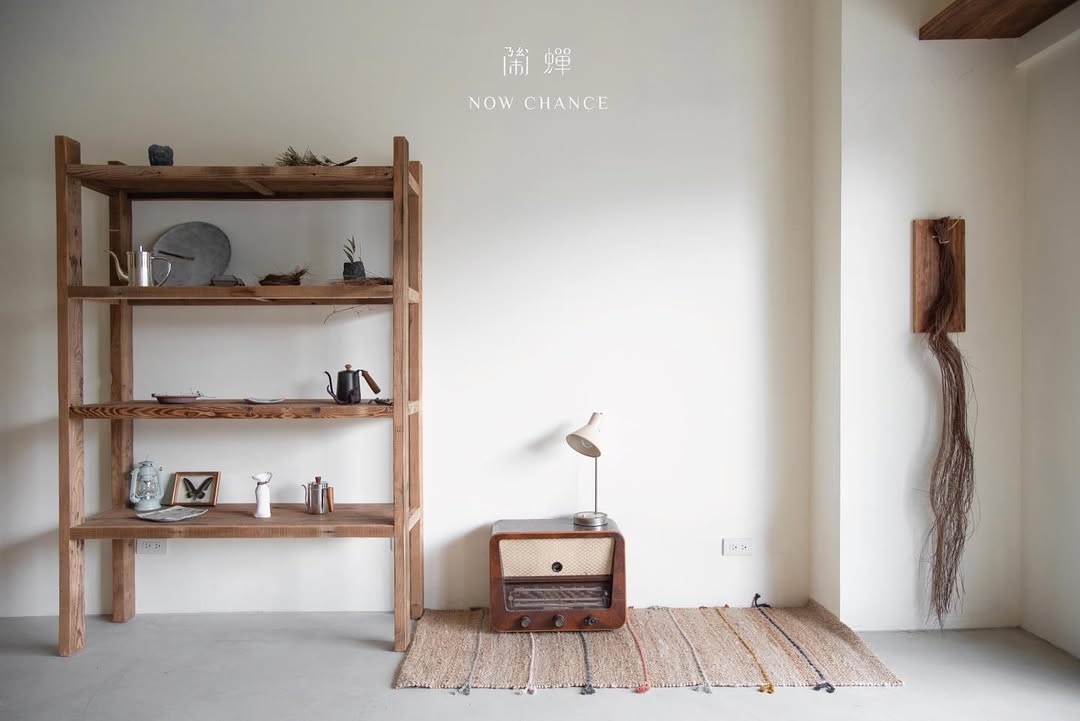 空間以木質家具與復古竹編椅背為主,搭配毛玻璃與半圓設計的出餐口,讓視線在每個轉角間流動,處處透露詩意文青氣息。