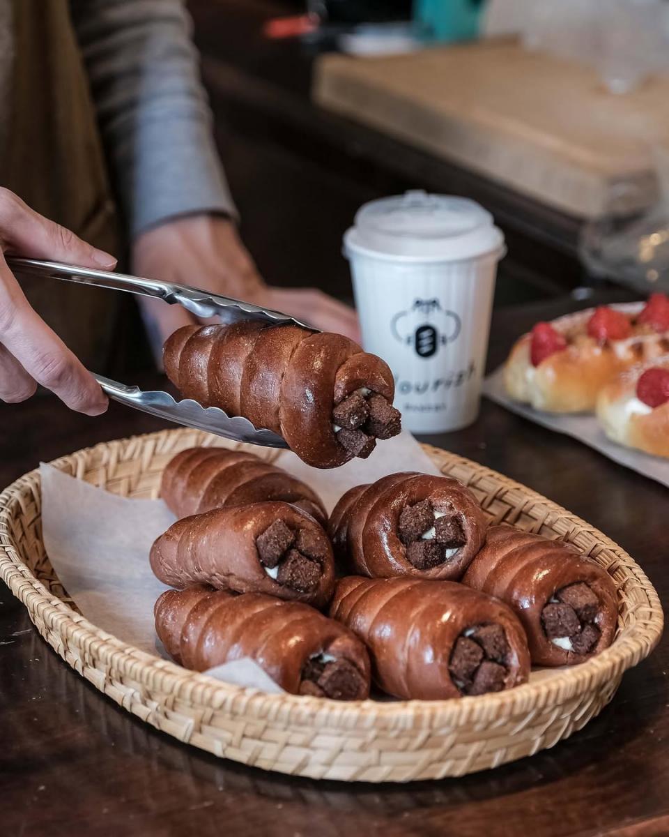主打自然酵母與手工揉製質感,推薦海鹽奶油捲與可頌,外酥內柔、回甘不膩