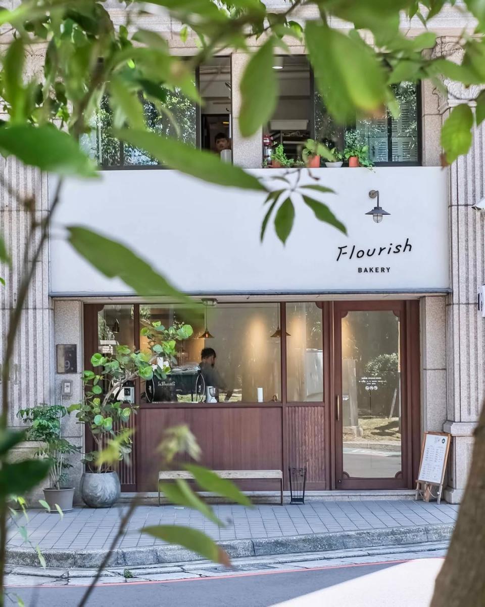 Flourish Bakery以日系溫柔為語調,透過天然木質裝潢與柔和燈光,營造出如同藏身日本小鎮的靜謐角落。