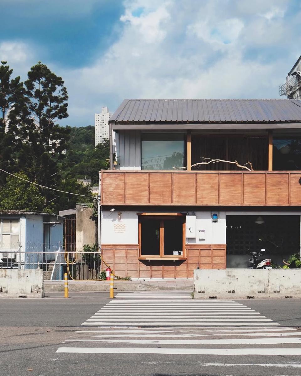 位於新店環河路旁的「綠河 Green River Roastery」,仿佛瞬間被京都老宅包裹。